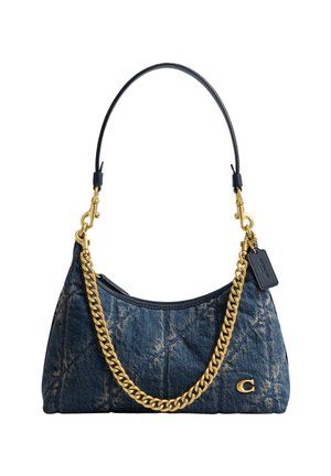 Prešita temno modra denim torba za čez ramo z zlato verižico, črnim usnjenim trakom in majhnim zlatim grbom spredaj.