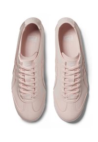 Jasnoróżowe sneakersy z gładkiej skórzanej cholewki, okrągłym noskiem i białą gumową podeszwą. Wyposażone w sznurówki, stębnowane detale i logo na języku.