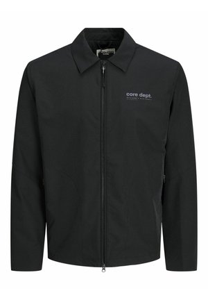 Zwart lichtgewicht jack met een kraag, voorritssluiting, zijzakken en grijze logodetails. Glad textuur en een getailleerd ontwerp.