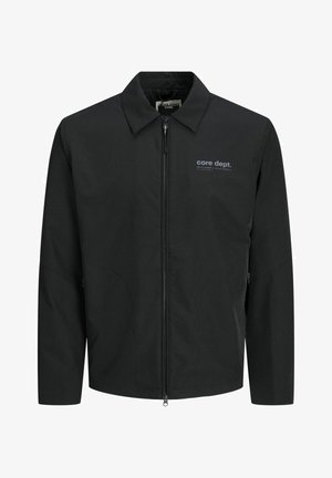 Zwart lichtgewicht jack met een kraag, voorritssluiting, zijzakken en grijze logodetails. Glad textuur en een getailleerd ontwerp.