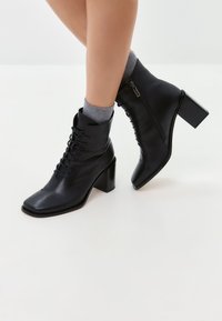 Cesare Gaspari Fűzős bokacsizmák - black