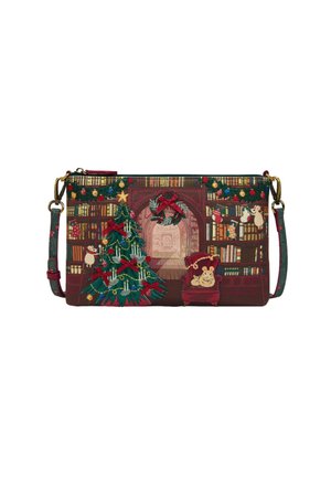 Bolso bandolera con escena navideña en una biblioteca, árbol decorado, medias colgadas, guirnaldas, ratones, sillón y corona sobre la chimenea.