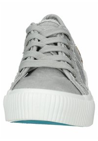 Grå canvas-sneaker med texturerad ovandel, vit räfflad gummisula och platta snören. Har metalliska öljetter och en diskret logodetalj.