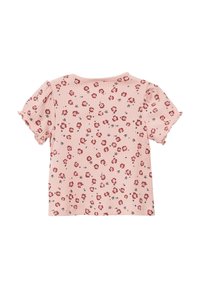 Roze shirt met korte pofmouwen, geribbelde textuur en verspreide bloemetjesprint in rood en wit op een zachte achtergrond. Ronde halslijn.