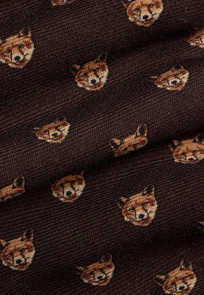 Tissu marron avec un motif répétitif de petits visages de renard détaillés dans des tons d’orange et de beige.