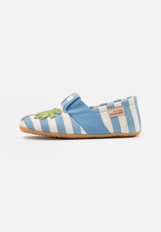 T-MODELL GESTREIFT MIT FLAMINGO & PALME - Scarpe senza lacci - himmel