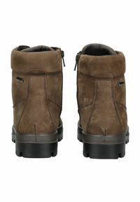 Stivaletti alla caviglia in suede marrone, con punta arrotondata, cerniere laterali e suole in gomma testurizzata, caratterizzati da una finitura opaca e dettagli di cucitura minimi.