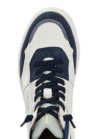 Weiße und marineblaue Sneaker aus Leder und Wildleder, mit runder Spitze, auffälligen Schnürsenkeln und einer strukturierten Gummisohle mit geschichteten Designelementen.