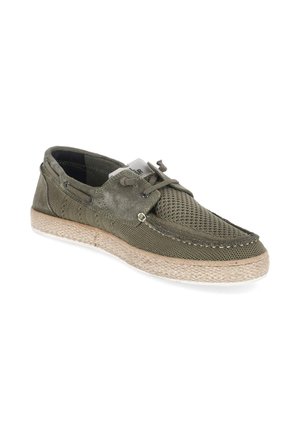Mocassin décontracté pour homme vert olive avec empeigne en maille tissée, côtés en daim, détail lacets et semelle beige texturée, présenté incliné vers la droite sur fond blanc.