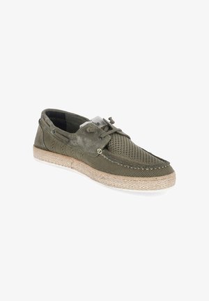 Olivgrüner Herren-Casual-Loafer mit gewebtem Mesh-Obermaterial, Wildledereinsätzen, Schnürdetail und strukturierter beiger Sohle, schräg von rechts auf weißem Hintergrund dargestellt.
