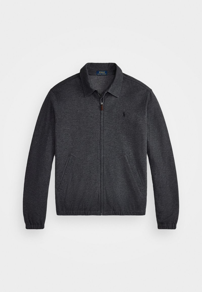 Dunkelgrauer Cardigan mit Reißverschluss vorne, Kragen, und zwei seitlichen Taschen. Mit elastischen Bündchen und einem kleinen Logo auf der Brust.