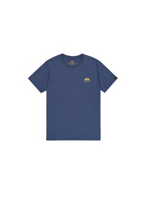 Camiseta azul marino de algodón, con cuello redondo, mangas cortas y un logo amarillo en el lado izquierdo del pecho. Textura suave.