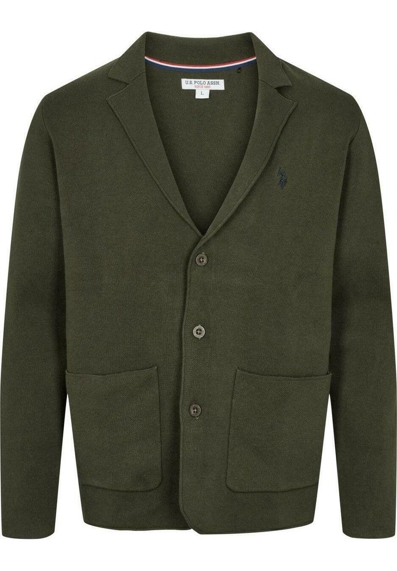 Grön cardiganjacka i stickad tyg, med slagkrage, två framfickor och tre bruna knappar. Etiketterna är synliga inuti.