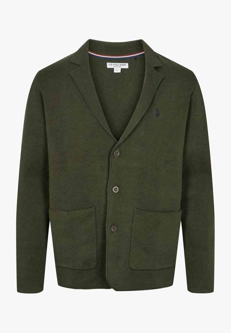 Grön cardiganjacka i stickad tyg, med slagkrage, två framfickor och tre bruna knappar. Etiketterna är synliga inuti.