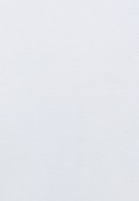 Egyszínű fehér pamut póló, sima textúrával és kerek nyakkivágással, rövid ujjakkal és normál szabással.