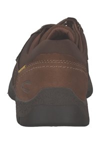 Scarpa in suede marrone con punta rinforzata, suola in gomma textured, lacci elastici e dettagli di cucitura a contrasto. Vista posteriore.