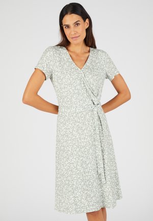 Robe portefeuille florale verte à manches courtes, design en V, avec un lien à la taille et une jupe mi-longue ornée d'un petit motif floral.