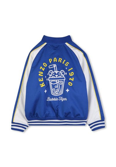 Blauwe satijnen bomberjack met witte en gele gestreepte accenten. De achterkant heeft een ontwerp met een drankgrafiek en de tekst "KENZO PARIS 1970" en "Bubble Tiger".