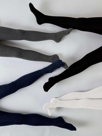 Quest'immagine presenta cinque paia di calze: nere, grigie scure a coste, blu e bianche a coste, ognuna con una texture liscia e lunghezze variabili.