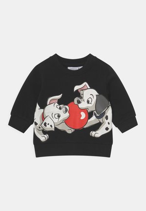 Sort langærmet sweatshirt til småbørn med to legesyge dalmatinerhvalpe, der holder en stor rød bold mellem sig på fronten.
