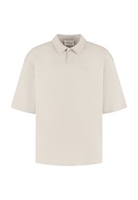 Beige poloshirt met een kraag en korte mouwen. Heeft een verdiept logo op de linkerborst. Soepele stoftextuur en een ontspannen pasvorm.