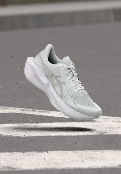 ASICS NOVABLAST 6