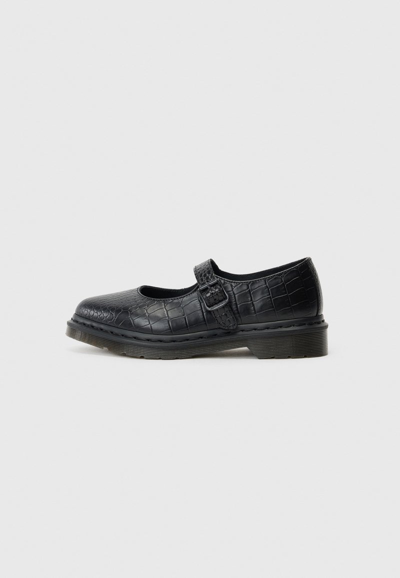 Chaussure Black Mary Jane en cuir embossé croco, avec bride à boucle réglable et semelle épaisse en caoutchouc sur fond gris clair.