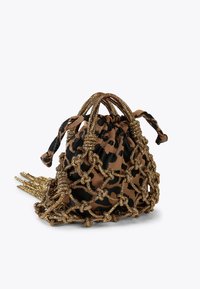Borsa a cordino in tessuto scamosciato con motivo leopardato, decorata con un design a rete dorata e dettagli con nappine. Forma arrotondata, texture morbida e dettagli hardware decorativi.