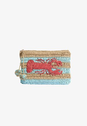 Kabelka clutch s tkanými béžovými a modrými pruhmi, s červeným motívom homára a dvoma zipsovými ťahadlami s brmbolcami na bielom pozadí.