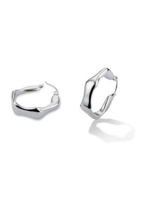 Orecchini a cerchio in argento con un design ondulato e scultoreo. Superficie liscia e riflettente con chiusura a scatto e senza pattern visibili.