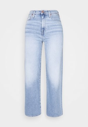 High-waisted, lichtblauwe jeans met wijde pijpen, vervaagde wassing, knoopsluiting aan de voorkant en riemlussen, weergegeven op een witte achtergrond.