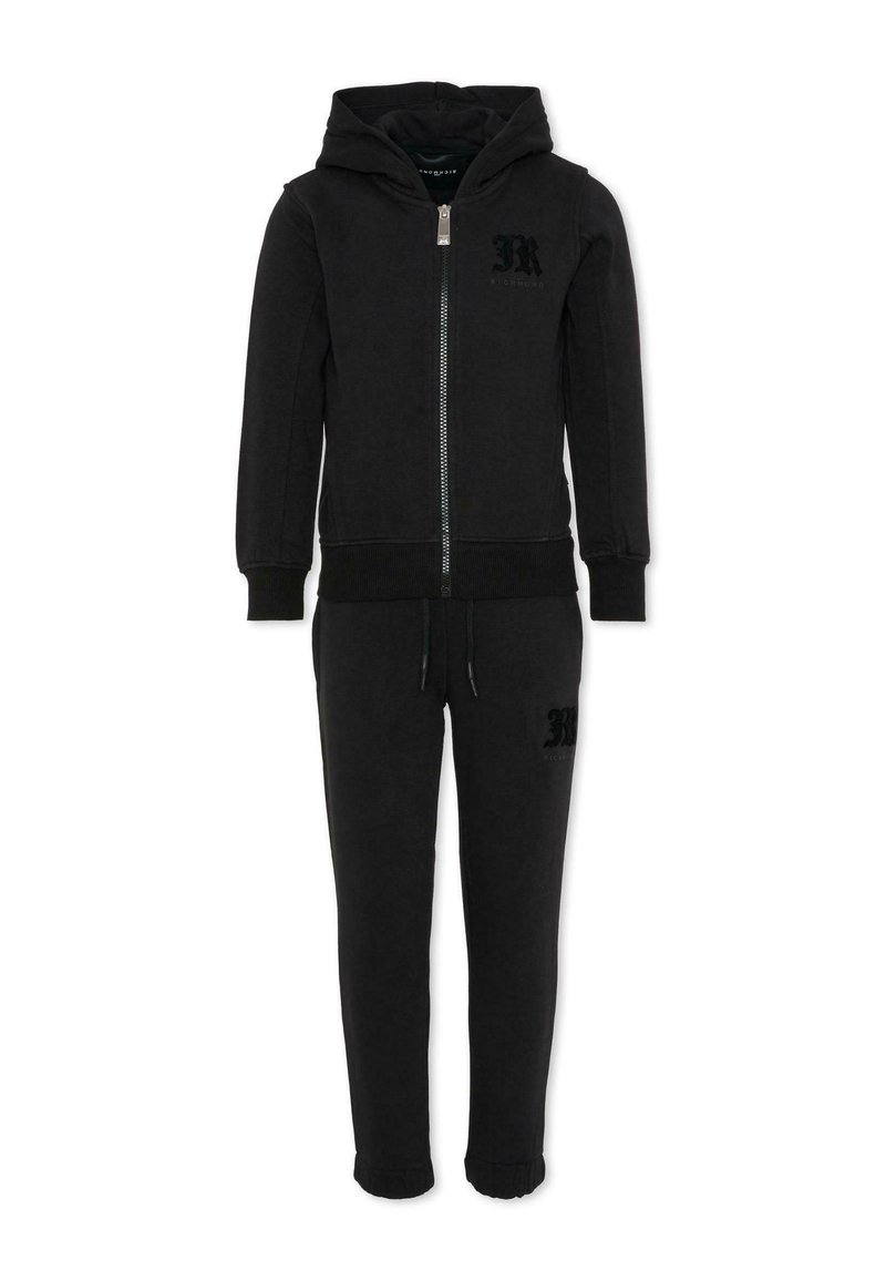 Czarny dres z bawełnianej mieszanki, z bluzą na suwak z kapturem, ściągaczami na rękawach oraz spodnie typu jogger z małym logo na piersi i nogawce.