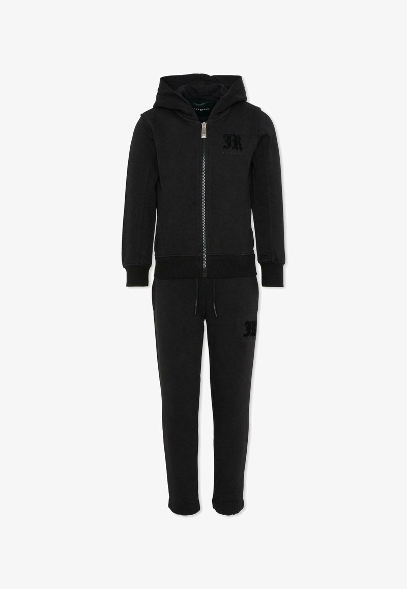 Czarny dres z bawełnianej mieszanki, z bluzą na suwak z kapturem, ściągaczami na rękawach oraz spodnie typu jogger z małym logo na piersi i nogawce.