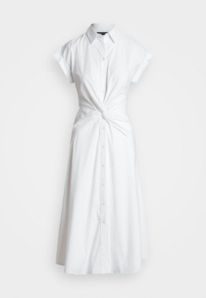 Vestido de camisa branco em algodão com mangas curtas, frente abotoada, detalhe na cintura torcido e saia fluida. Textura suave, design minimalista.