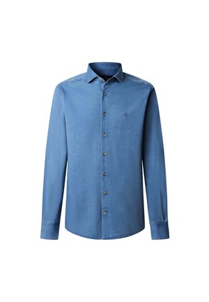 Camisa de denim de manga larga y botón en un azul claro. Presenta un cuello clásico, siete botones marrones y un pequeño logo bordado en el pecho.