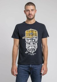 T-shirt en coton noir avec un graphisme blanc représentant un homme barbu portant une casquette à carreaux jaunes avec le texte "GREAT". Design à col rond.