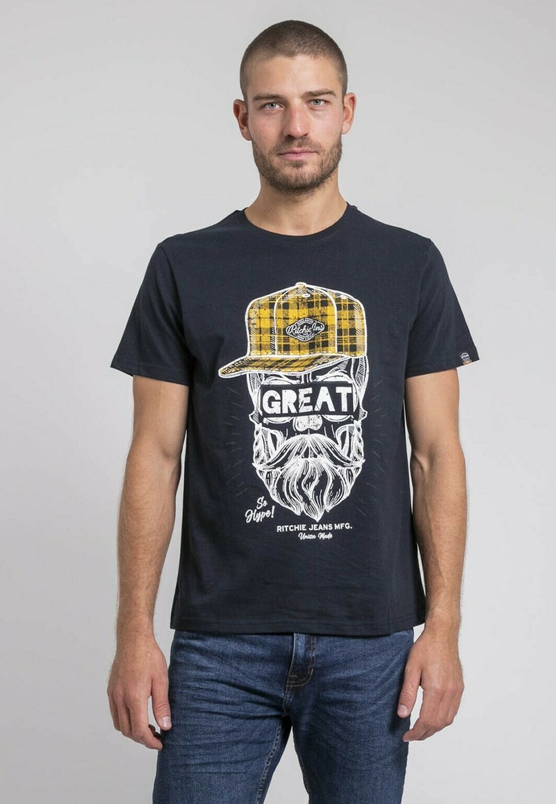 T-shirt en coton noir avec un graphisme blanc représentant un homme barbu portant une casquette à carreaux jaunes avec le texte "GREAT". Design à col rond.