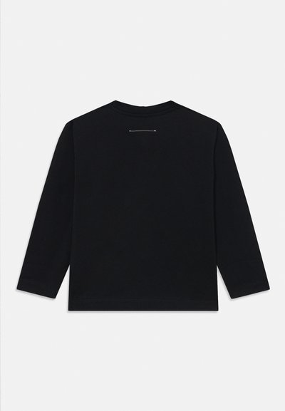 Czarny longsleeve t-shirt z długim rękawem, wykonany z bawełny. Okrągły dekolt, prosty krój, z delikatnym przeszyciem na górnej części pleców.