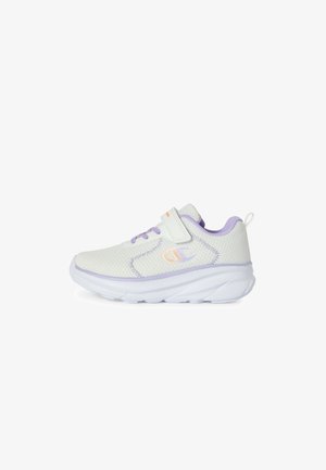 Biały i lawendowy dziecięcy sneaker z siateczkową cholewką, paskiem na rzep, sznurowadłami i grubą białą podeszwą, widok z profilu lewego boku.
