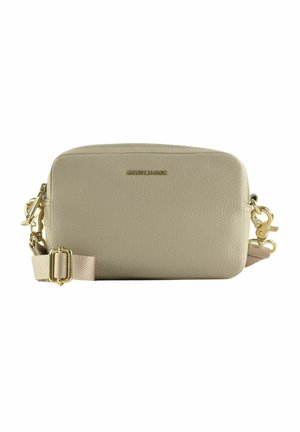 Sac bandoulière rectangulaire en cuir beige avec ferrures métalliques dorées et sangle en tissu ajustable, détail logo à l'avant et fermeture éclair sur le dessus.