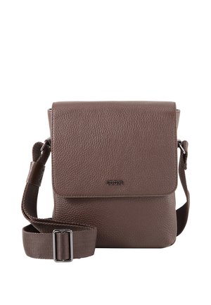 Brązowa, teksturowana skórzana torba na ramię z regulowanym paskiem z tkaniny i klapą zapinaną na zatrzask, z małym metalowym logo marki na środku przedniej strony.