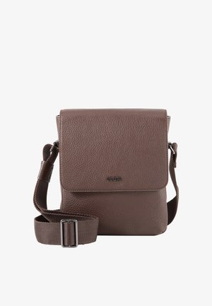 Bruine, structuurleer crossbodytas met verstelbare stoffen riem en flapsluiting, klein metalen merkembleem aan de voorkant in het midden.