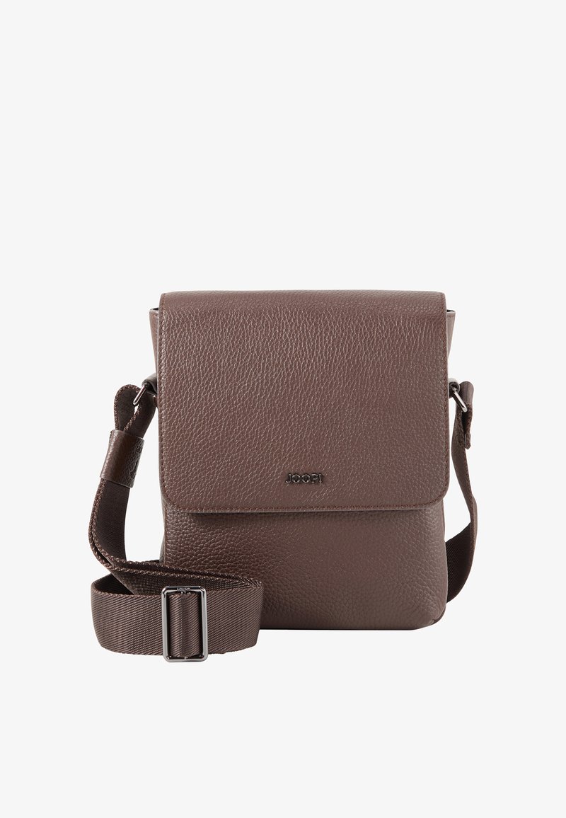 Sac bandoulière en cuir brun texturé avec sangle en tissu réglable et fermeture à rabat, petit logo métallisé de la marque au centre devant.