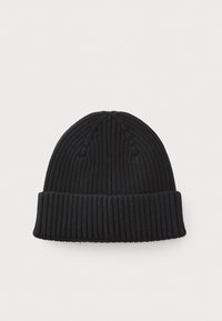 Gorro de punto negro con textura de canalé, que presenta un ala doblada. Acabado suave y diseño de copa redondeada.