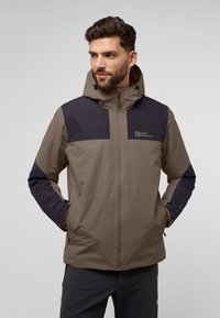 Bruine en marineblauwe waterdichte jas met capuchon, ritssluiting en logodetail; gladde textuur; heeft elastische boorden en zakken.