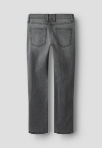 Vista trasera de unos vaqueros de mezclilla gris de pierna recta con dos bolsillos traseros y trabillas para cinturón sobre un fondo gris claro.