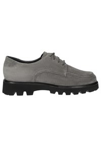 Chaussure en suède gris avec un bout arrondi, un laçage et une semelle en caoutchouc noir dotée d'un motif de bande de roulement texturé pour l'adhérence.