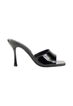 Zueco de charol negro con tacón alto, puntera abierta y tacón de aguja fino, mostrado de lado sobre un fondo blanco.