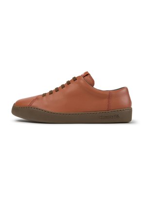 Baskets basses en cuir marron avec semelle marron, lacets marron et design minimaliste, marque Camper sur la semelle.