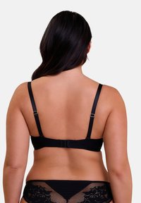 Soutien-gorge noir à dos en dentelle avec bretelles réglables, en tissu lisse et fermeture à crochets. Le design en forme de goutte d'eau accentue la silhouette.